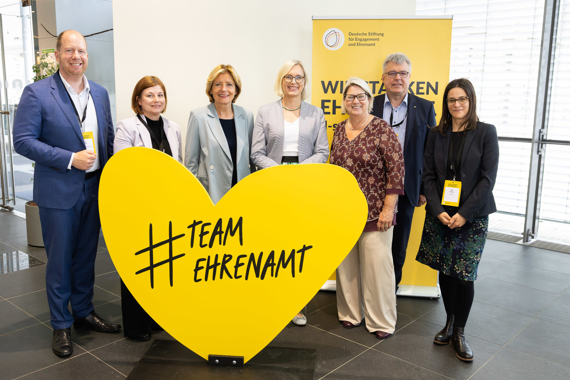 Gruppenfoto mit Jan Holze, Christine Sattler, Malu Dreyer, Dr. Christiane Schenderlein, Susi Möbeck, Bernward Küper und Sara Ferraú