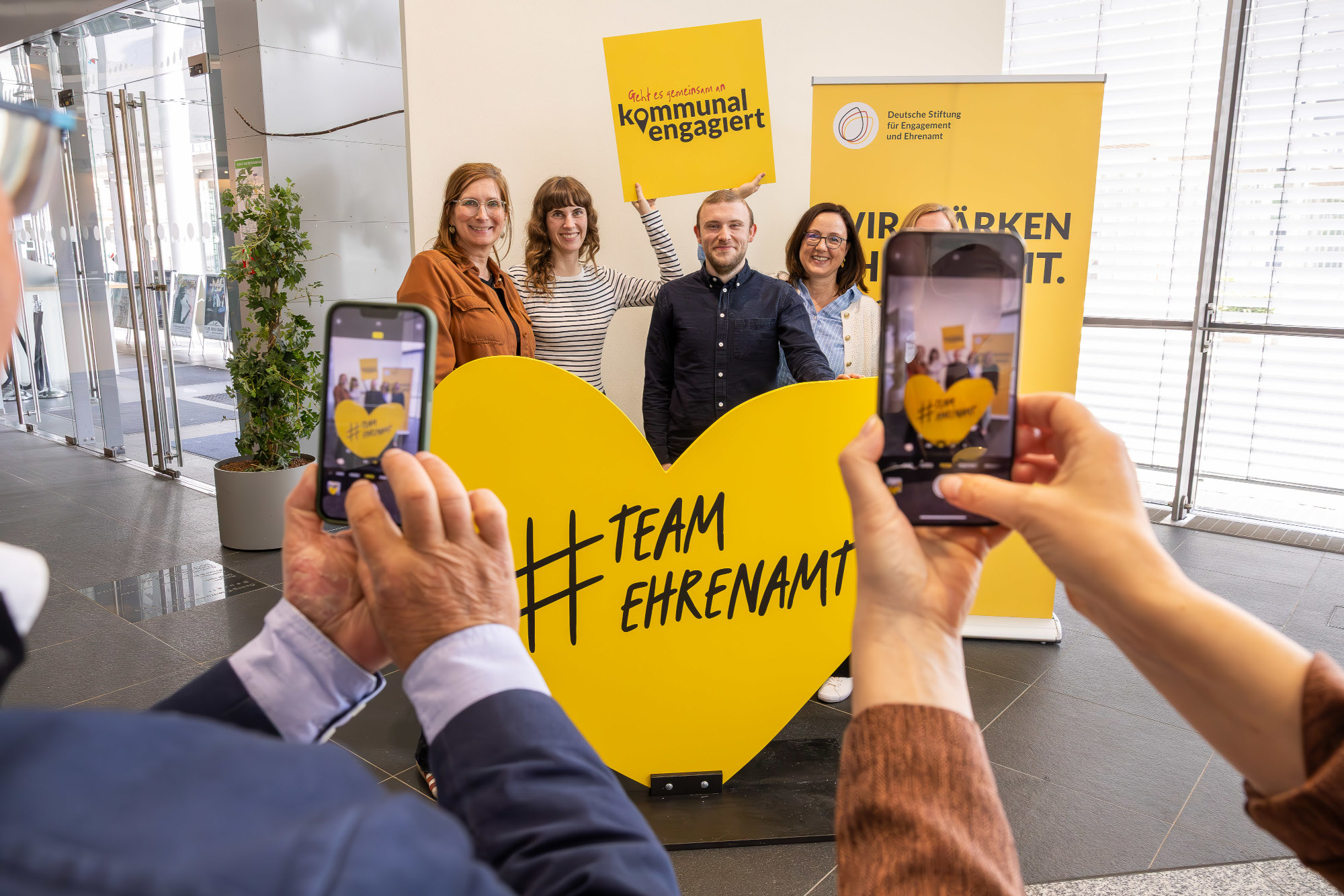 Gruppentofot bei der Tagung Kommunal Engagiert in Halle von Teilnehmenden mit dem Team-Ehrenamt-Herz