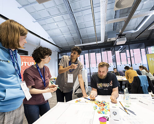 Junge Engagierte brainstormen bei einem FuturE-Workshop
