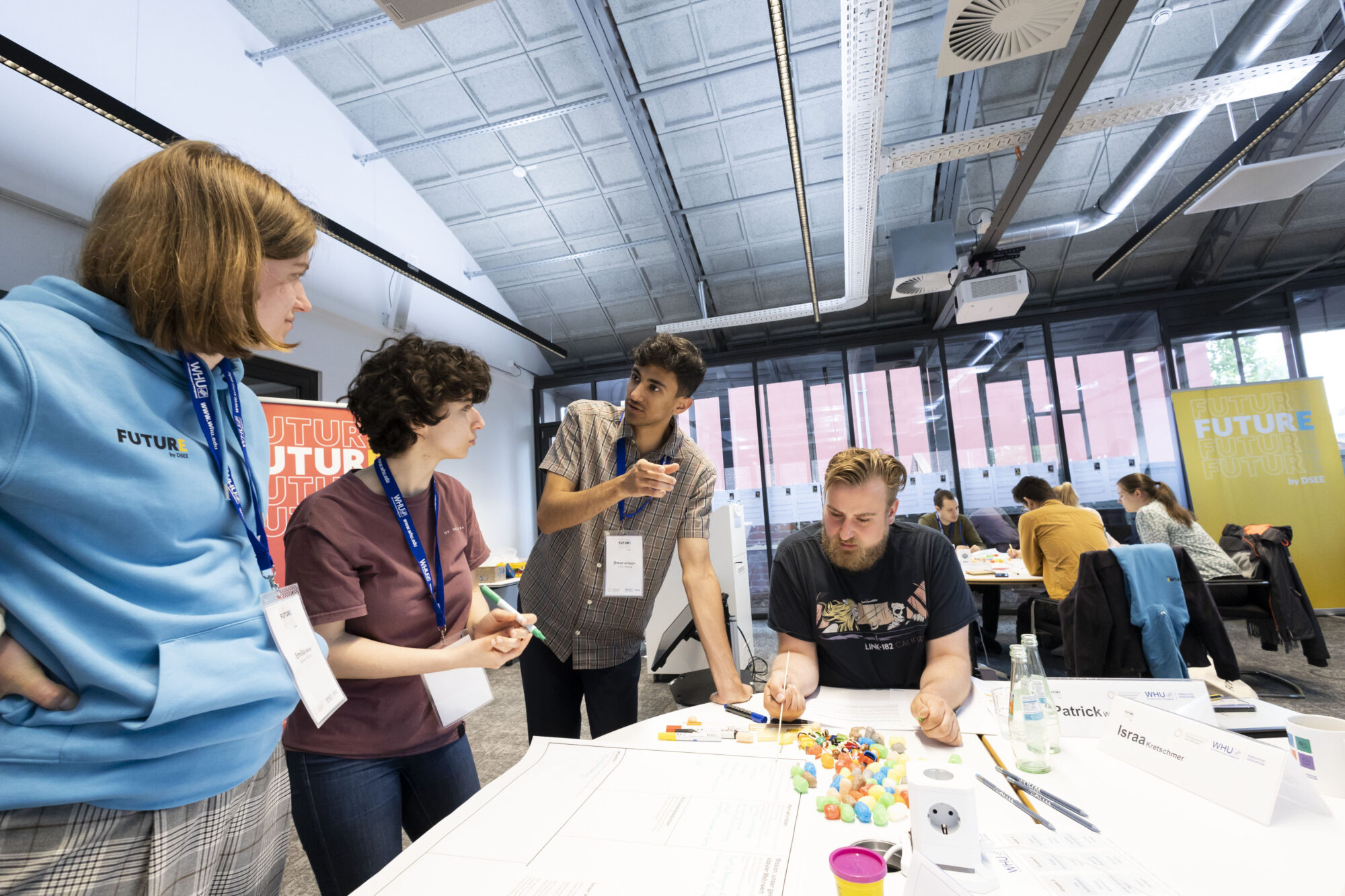 Junge Engagierte brainstormen bei einem FuturE-Workshop