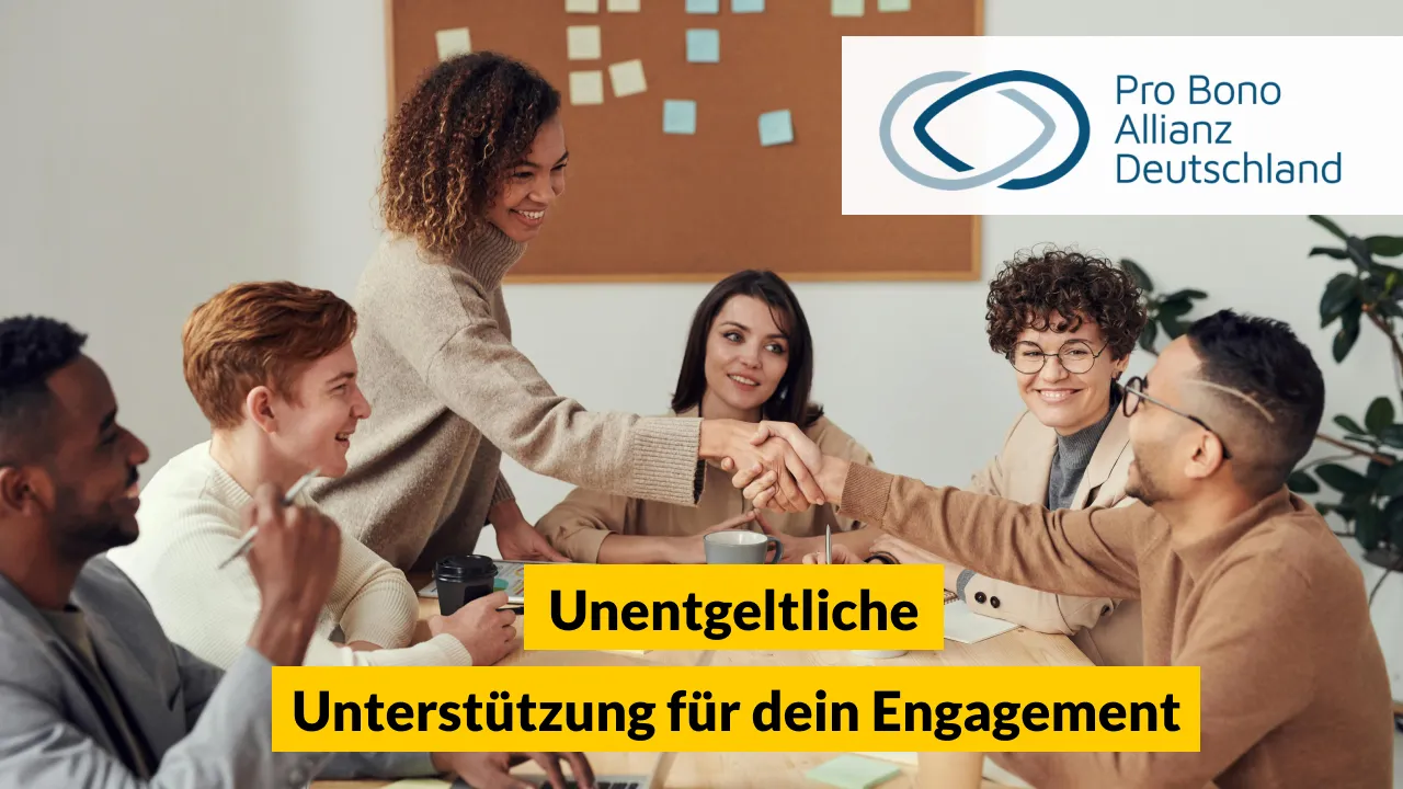 Bild und Text: Bild: Eine Gruppe junger Menschen um einen Tisch, zwei schütteln sich die Hand, Logo: "Pro Bono Allianz DE", "Unentgeltliche Unterstützung für dein Engagement"