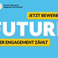Grafik mit dem Logo der DSEE und dem Text: Jetzt bewerben. FuturE. Euer Engagement zählt