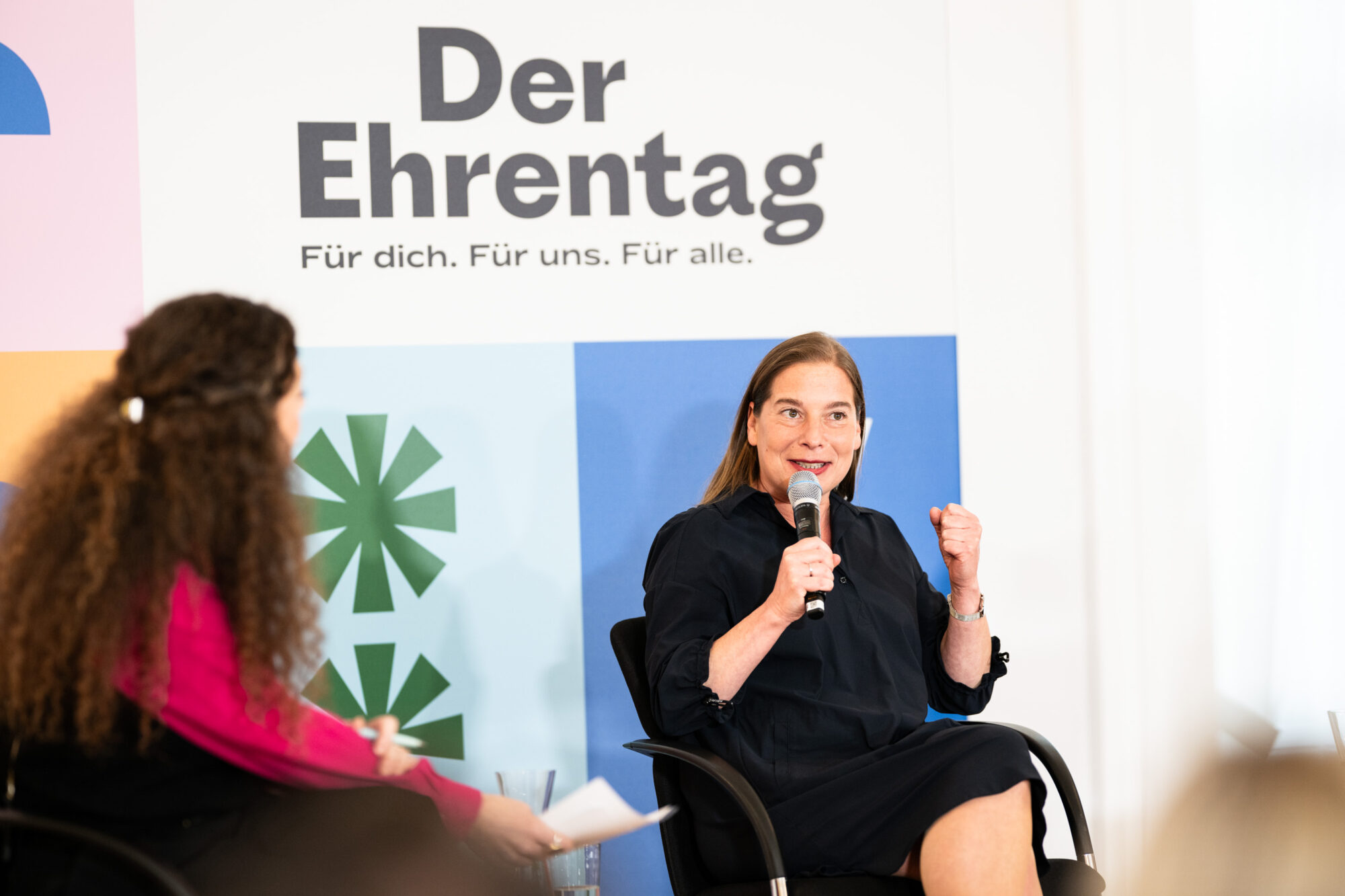 DSEE-Vorständin Katarina Peranić spricht bei der Podiumsdiskussion des Ehrentags.