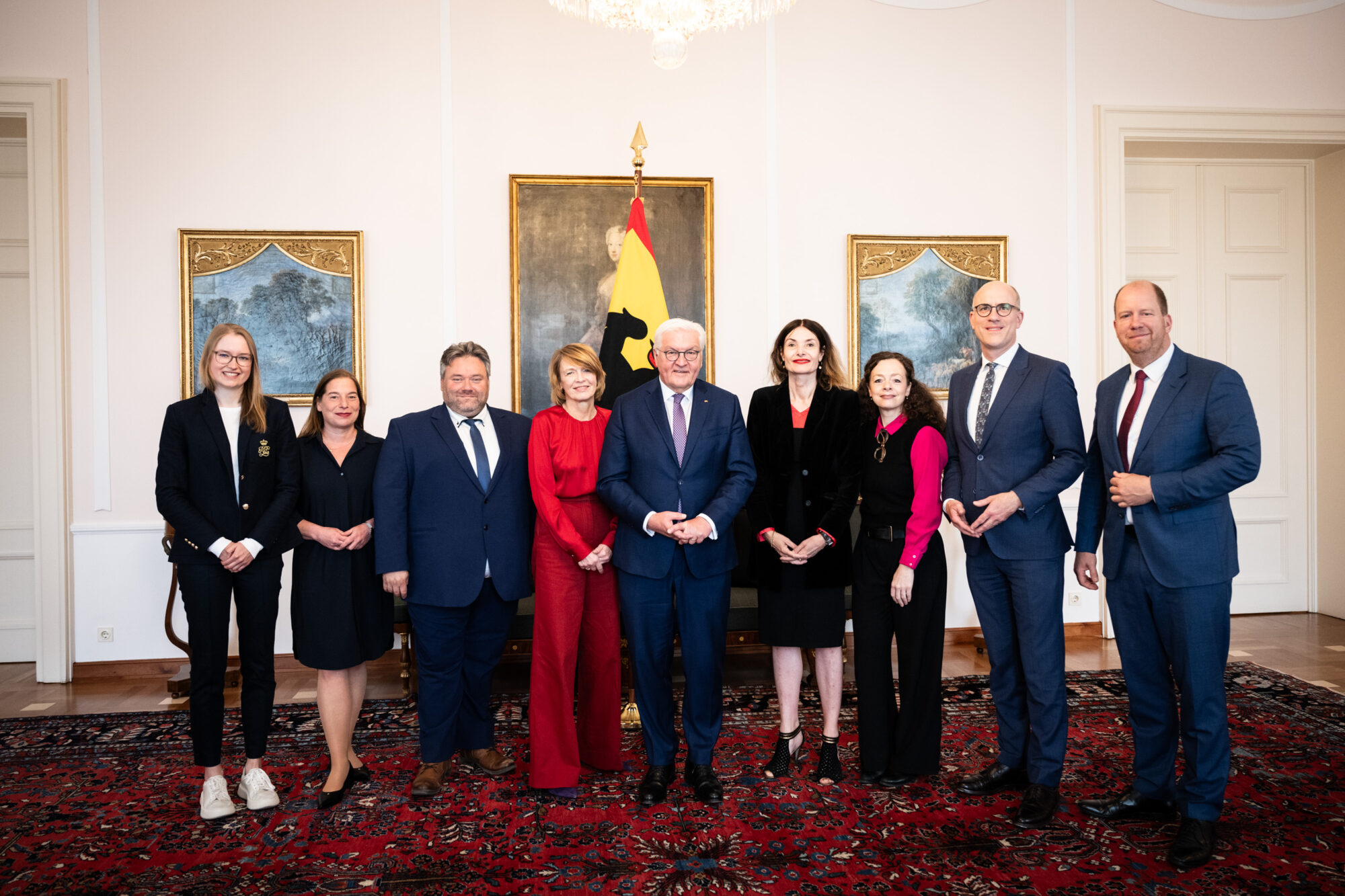 Gruppenfoto mit Stella Imo (Jugend-Enquete-Kommission e.V.), Katarina Peranić (DSEE), Fabian Giesder (Bürgermeister von Meinigen), Elke Büdenbender, Frank-Walter Steinmeier, Friederike Behrends (Deutsche Postcode Lotterie), Shelly Kupferberg (Moderatorin), Manuel J. Hartung (ZEIT STIFTUNG BUCERIUS), Jan Holze (DSEE)