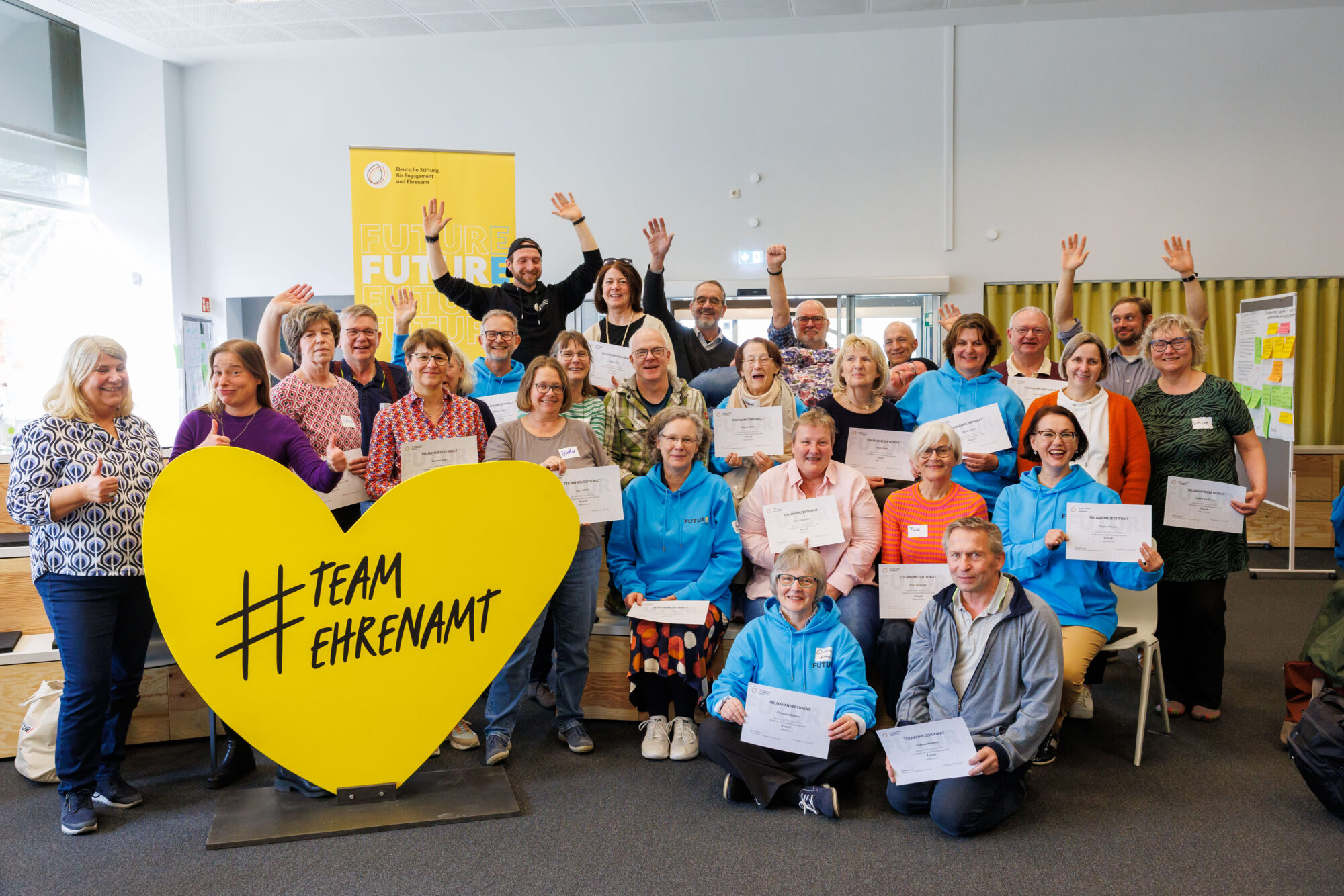 Gruppenfoto mit dem Herz "#Team Ehrenamt"