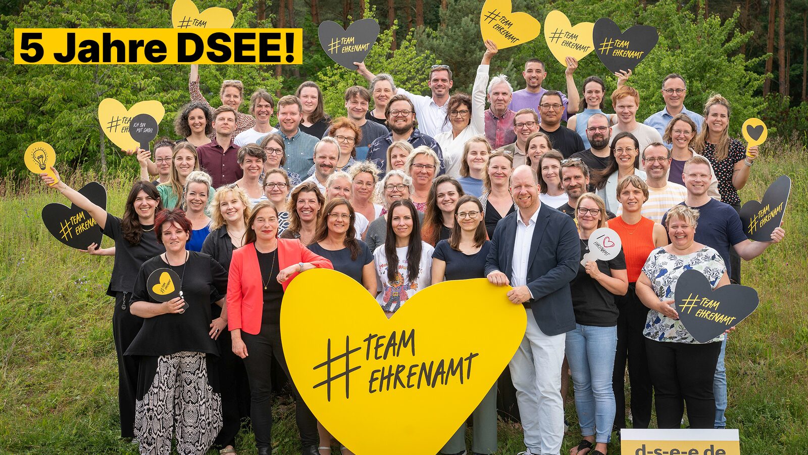Teamfoto der DSEE mit dem Text: 5 Jahre DSEE!