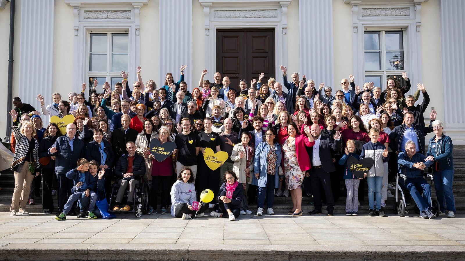 Gruppenfoto mit vielen Engagierten beim Bürgerfest des Bundespräsidenten
