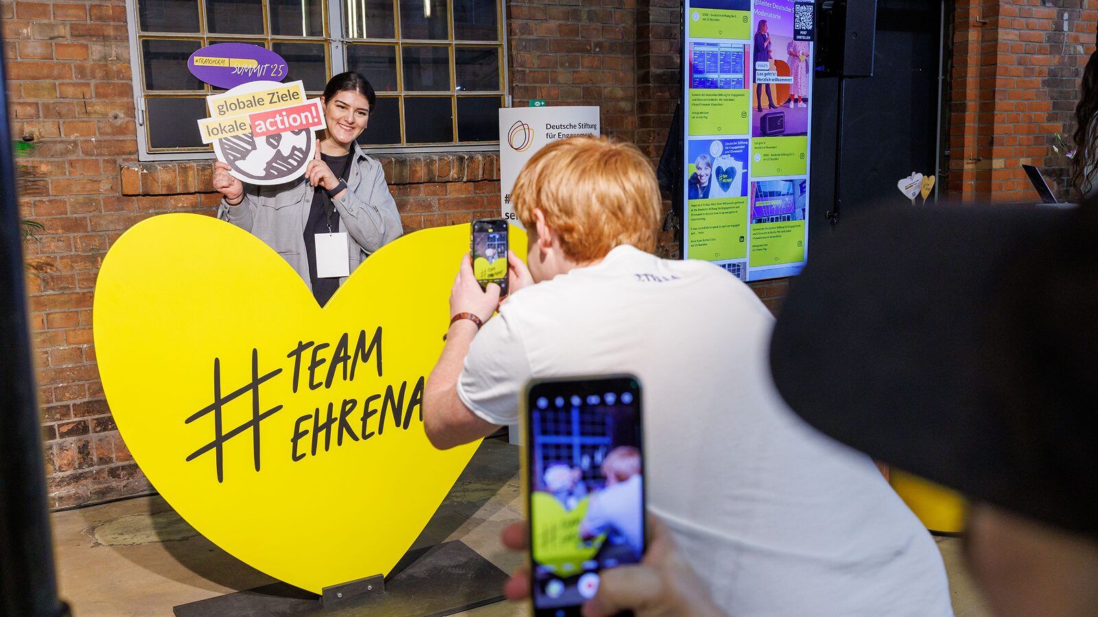 Engagierte beim Summit mit dem "Team-Ehrenamt"-Herz
