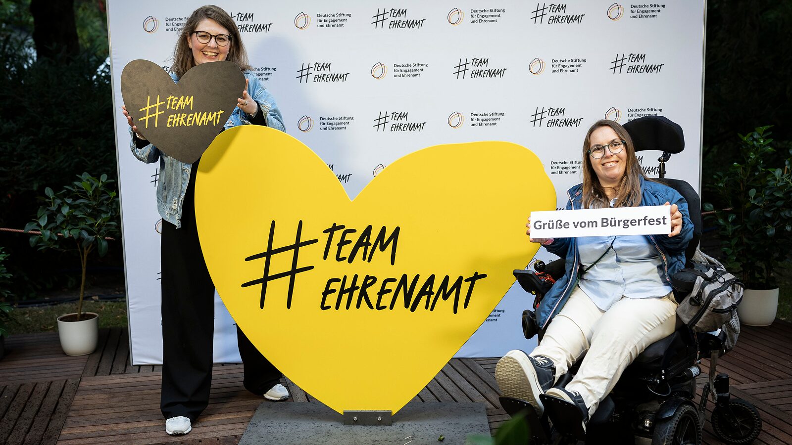 Engagierte beim Bürgerfest mit dem "Team-Ehrenamt"-Herz