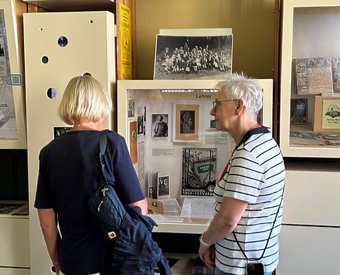Zwei Besucherinnen vor Exponaten im Museum