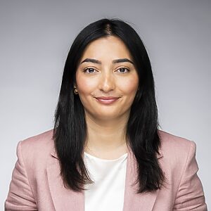 Ein Porträtfoto der Bundesministerin Reem Alabali-Radovan. Es zeigt eine Frau mit offenen schwarzen Haaren, die freundlich in die Kamera blickt.