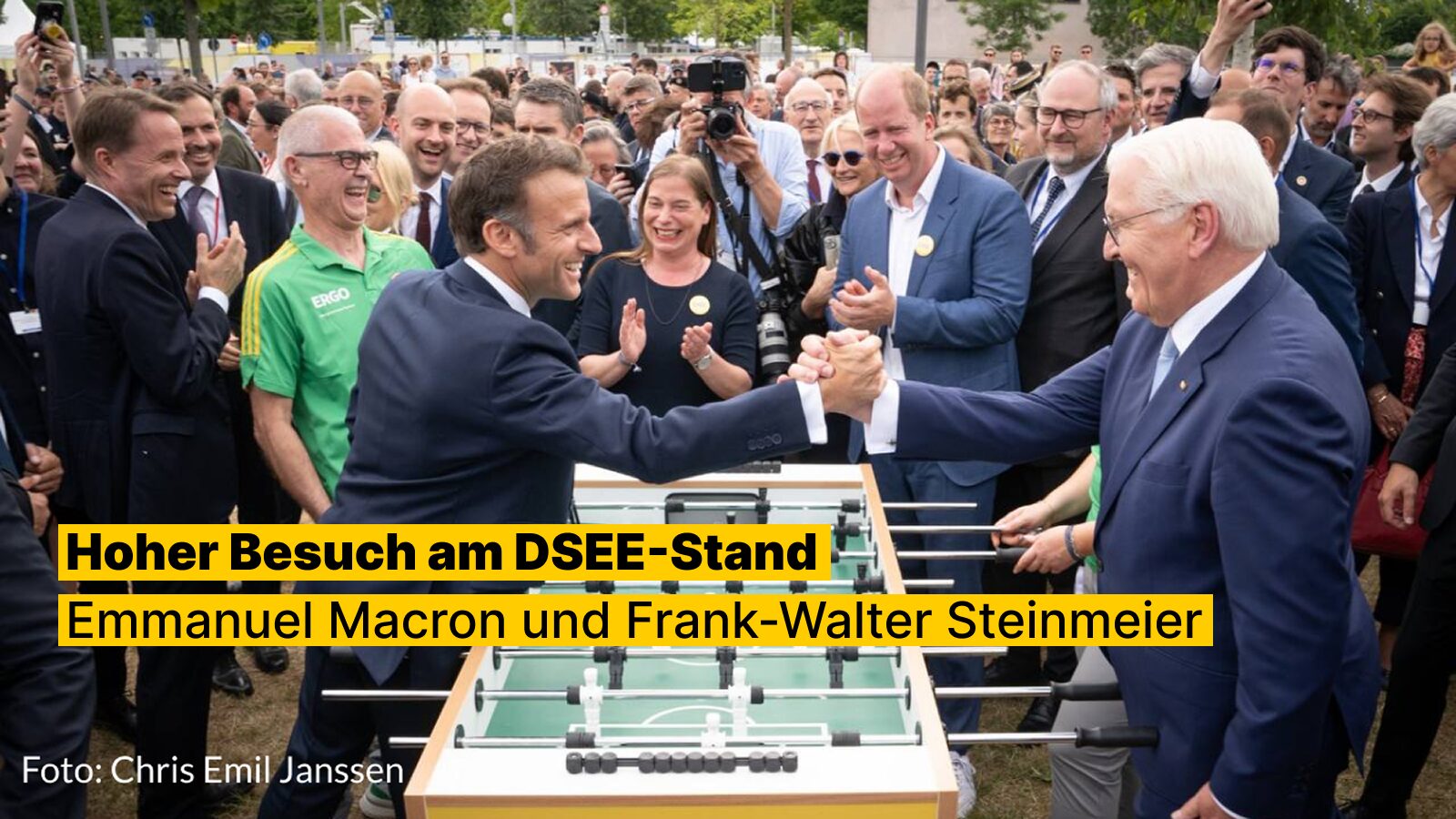 Emmanuel Macron und Frank-Walter Steinmeier klatschen sich nach einem Tischkicker-Spiel ab.