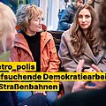 Menschen unterhalten sich in der Metro. Text: metro_polis: Aufsichende Demokratiearbeit in der Straßenbahn