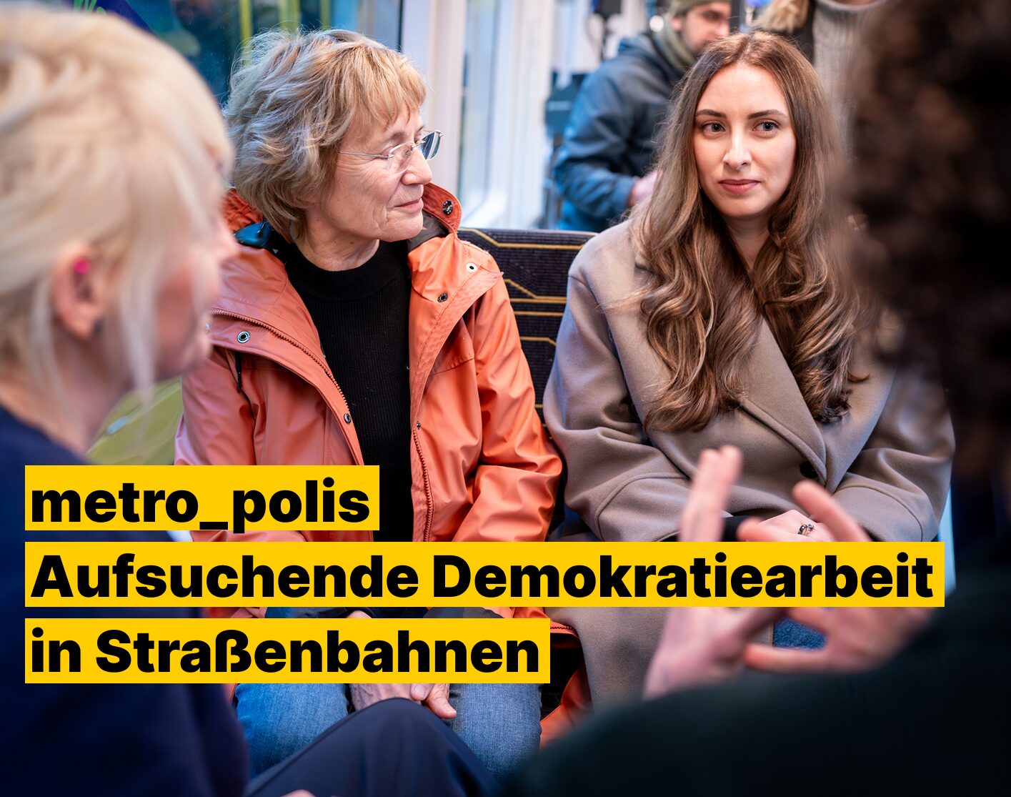 Menschen unterhalten sich in der Metro. Text: metro_polis: Aufsichende Demokratiearbeit in der Straßenbahn
