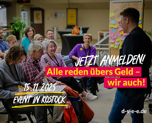 Foto mit Teilnehmenden eines Workshops im Austausch und dem Text: Jetzt anmelden! Alle reden übers Geld – wir auch. 15.11.2025 Event in Rostock. d-s-e-e.de