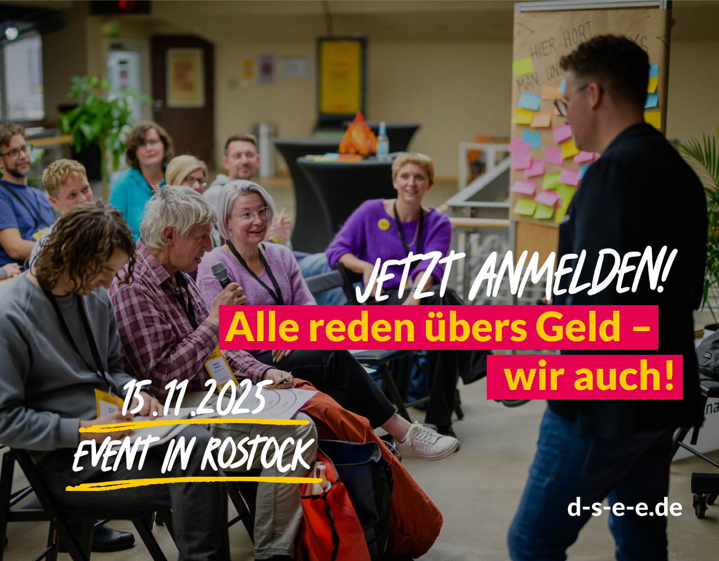 Foto mit Teilnehmenden eines Workshops im Austausch und dem Text: Jetzt anmelden! Alle reden übers Geld – wir auch. 15.11.2025 Event in Rostock. d-s-e-e.de