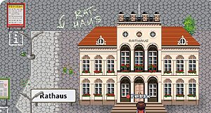 Detailansicht des virtuellen „Rathauses“ im Pixel-Art-Stil aus der digitalen Umgebung „Digitales Neustrelitz“. Das zweistöckige Gebäude mit cremefarbener Fassade, roten Dachziegeln und symmetrischer Fensteranordnung ist liebevoll gestaltet. Über dem Eingang steht „RATHAUS“ in Großbuchstaben. Vor dem Eingang steht eine Spielfigur mit dem Namen „Felix“. Links im Bild zeigen Hinweisschilder, Straßenlaternen und Infotafeln den Weg zum Rathaus. Auch eine auf den Boden gemalte grüne Kreideaufschrift „→ RATHAUS“ weist den Weg. Das Rathaus ist ein zentraler Treffpunkt in der virtuellen Veranstaltungsumgebung.