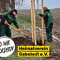 Zwei Engagierte pfanzen einen Baum. Text: Wo wir Fördern: Heimatverein Gebstedt e.V.