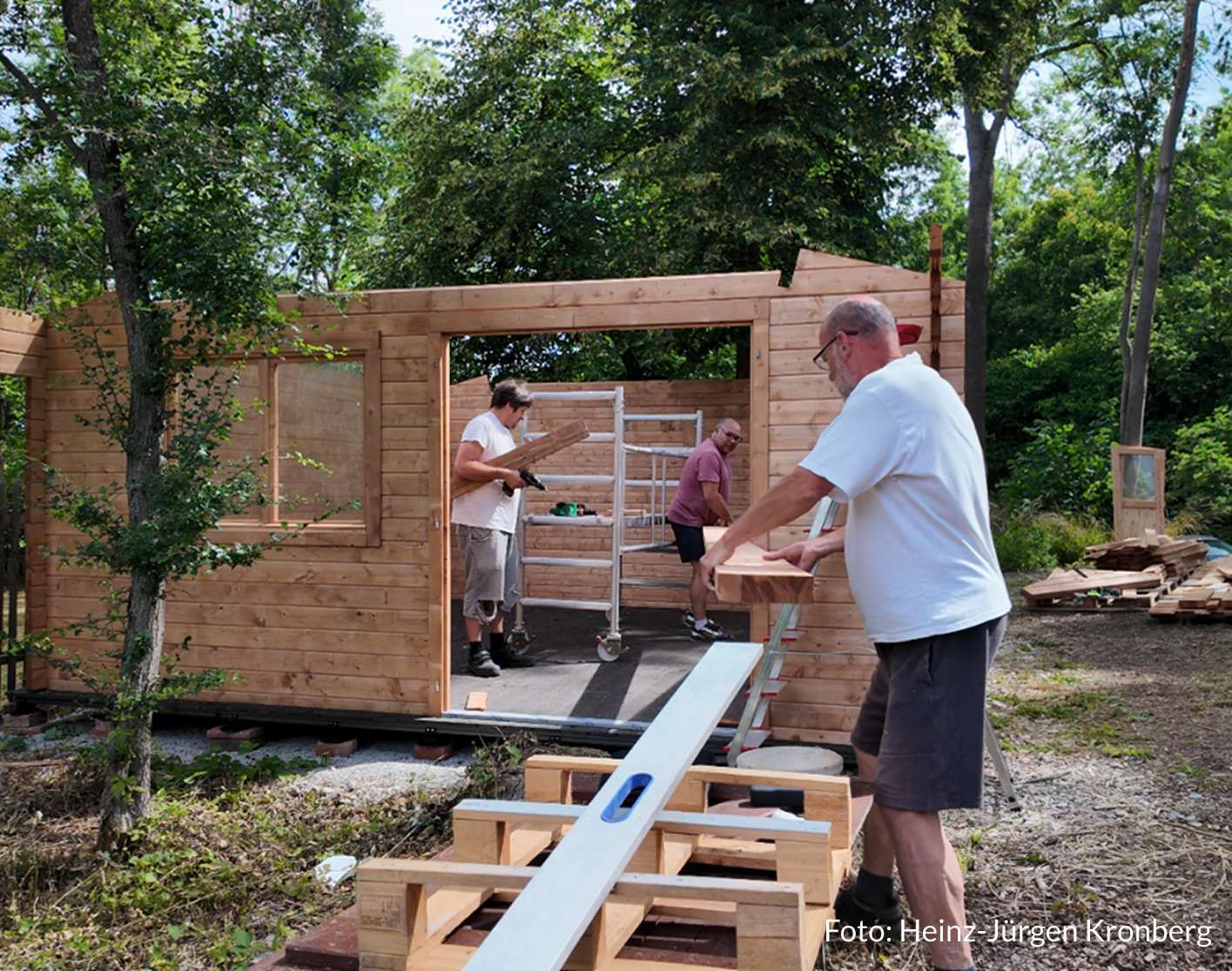 Ehrenamtliche bauen eine Blockhütte