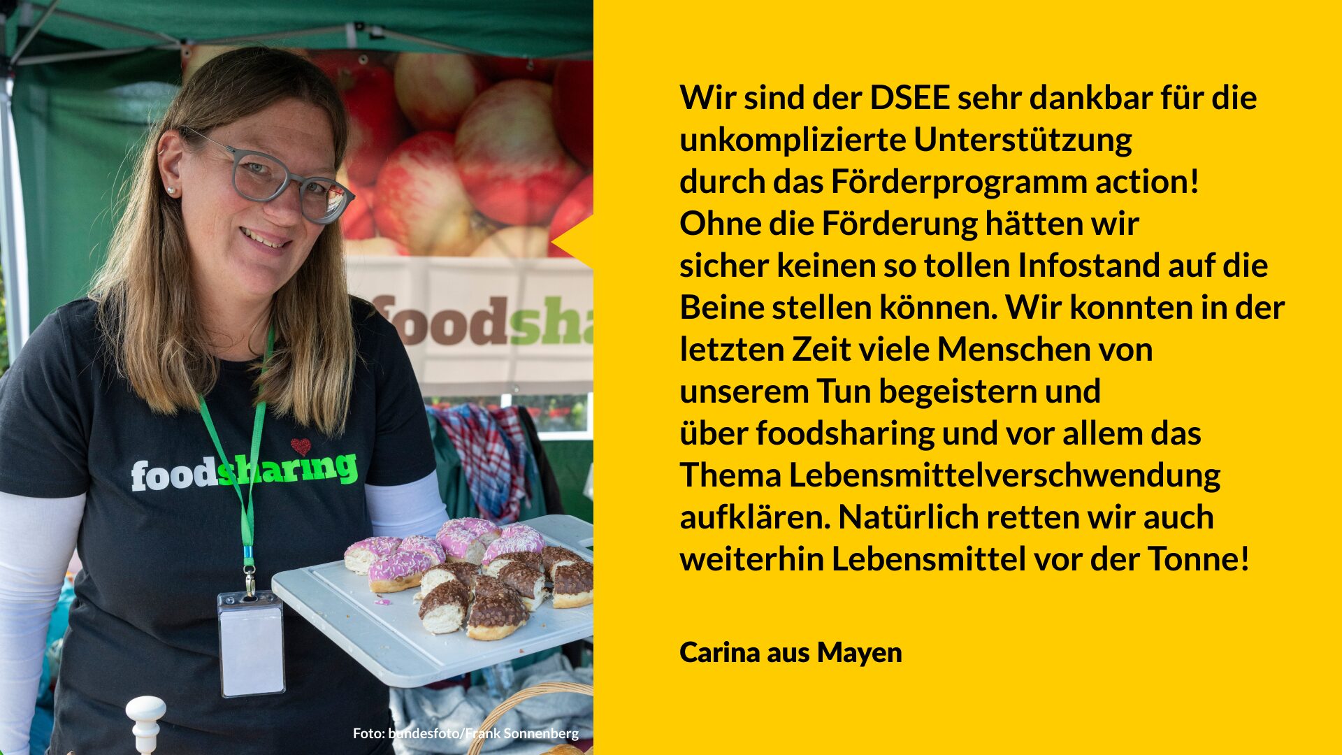 251024_action_Projektbeispiel Foodsharing_1 Eine Frau mit Foodsharing-T-Shirt steht an einem Infostand und hält ein Tablett mit geretteten Backwaren. Im Hintergrund ist ein Foodsharing-Banner zu sehen. Rechts im Bild steht auf gelbem Hintergrund ein Dankestext an die DSEE für die Unterstützung des Infostands und das Engagement gegen Lebensmittelverschwendung.