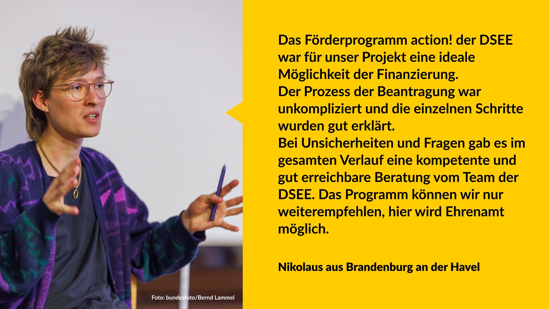 Person sitzt gestikulierend vor einer weißen Wand, hält einen Stift in der Hand. Rechts daneben befindet sich ein gelbes Textfeld mit einem Erfahrungsbericht zum Förderprogramm action! der DSEE.