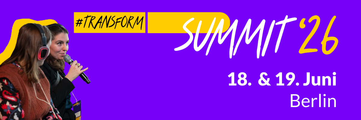 251126_DSEE_TDS_26_Header-1200x400 „Zwei Frauen sitzen nebeneinander; eine spricht in ein Mikrofon, die andere trägt große Kopfhörer. Rechts im Bild stehen grafisch hervorgehobene Texte: ‘#Transform’, ‘Summit ’26’, sowie das Datum ‘18. & 19. Juni’ und der Ort ‘Berlin’. Der Hintergrund ist kräftig violett mit gelben Akzenten.