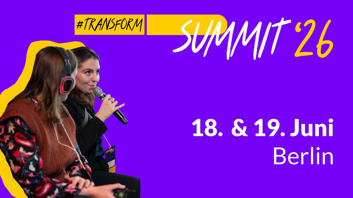 Grafik mit zwei Teilnehmenden einer Session mit Kopfhörer und Mikrofon. #TransfromD Summit 26, 18. und 19. Juni Berlin