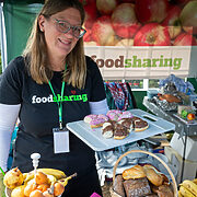 Porträt einer Frau mit Brille und langen blonden Haaren
