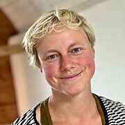 Porträt einer jungen Frau mit kurzen blonden Haaren