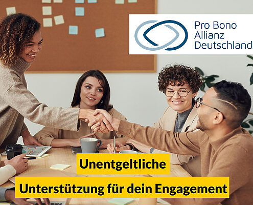Bild und Text: Bild: Eine Gruppe junger Menschen um einen Tisch, zwei schütteln sich die Hand, Logo: "ProBono Allianz DE", "Unentgeltliche Unterstützung für dein Engagement"